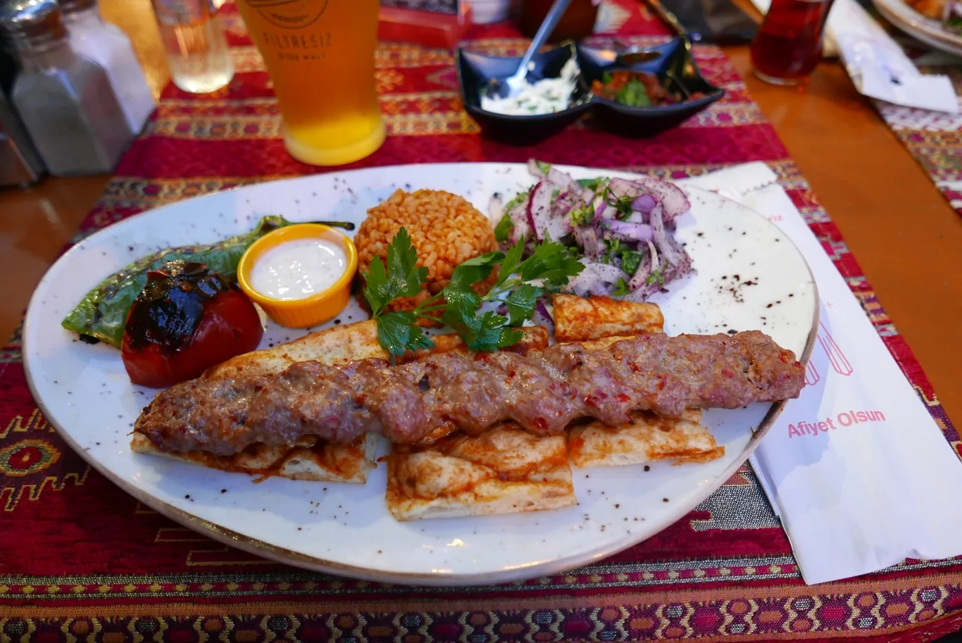 Adana kebap, köz biber ve bulgur pilavı