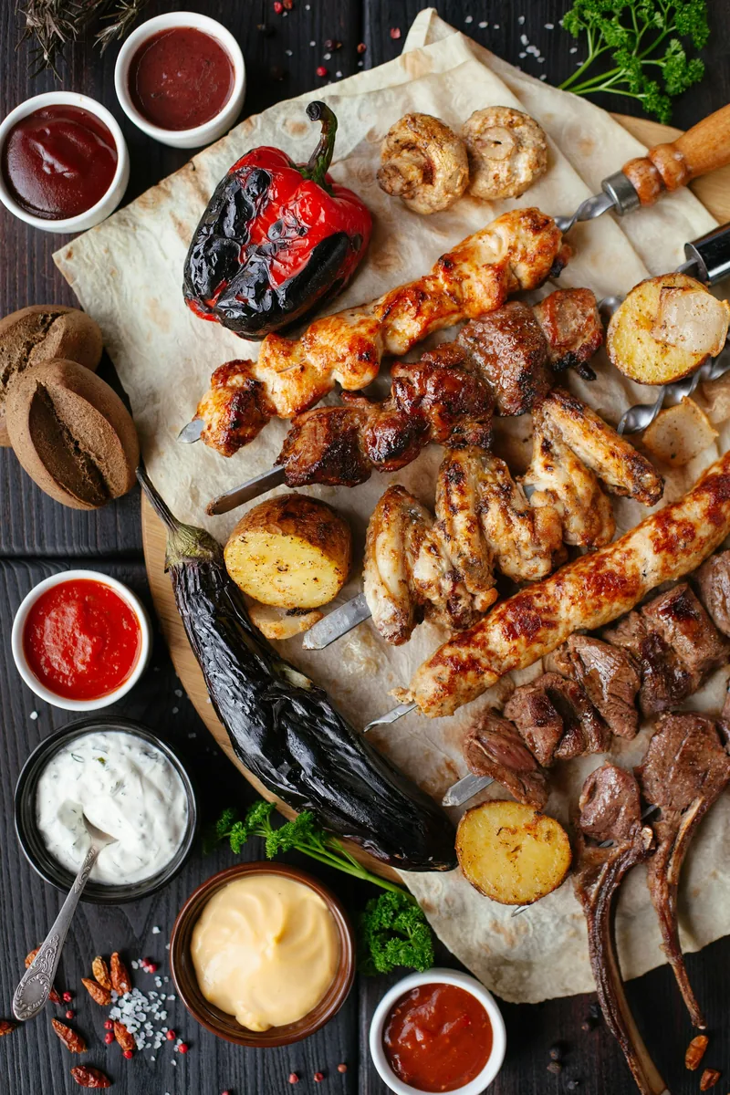 Karışık kebap, lavaş, köz sebze ve soslarla servis tabağı