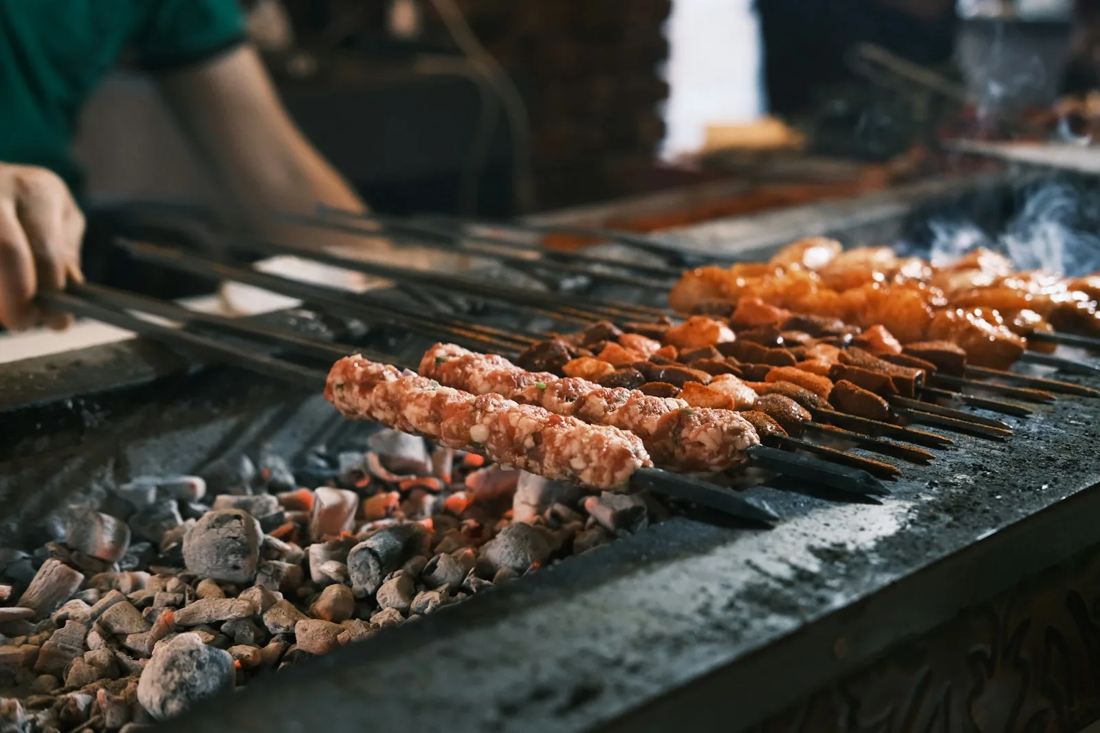 Mangal üzerinde pişen et şişler